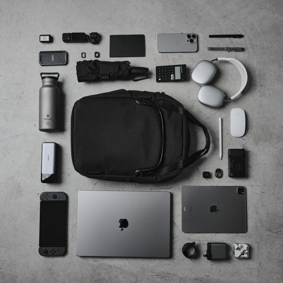 採用 YKK Aquaguard 拉鍊，提供良好防水性