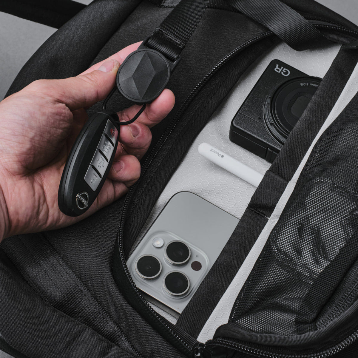 可手提或後背，適應不同使用需求