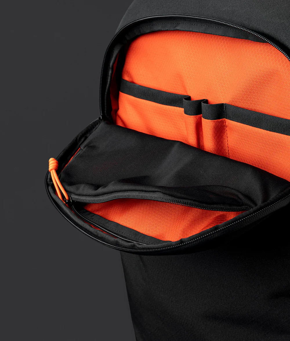 Bravo Backpack 多功能防潑水背包｜限量9周年紀念版
快速取用的前袋可存放日常必需品