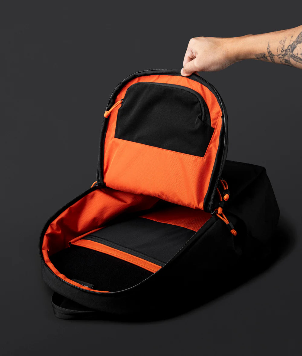 Bravo Backpack 多功能防潑水背包｜限量9周年紀念版
內置加厚筆電層與多功能網狀口袋，輕鬆整理隨身物品。