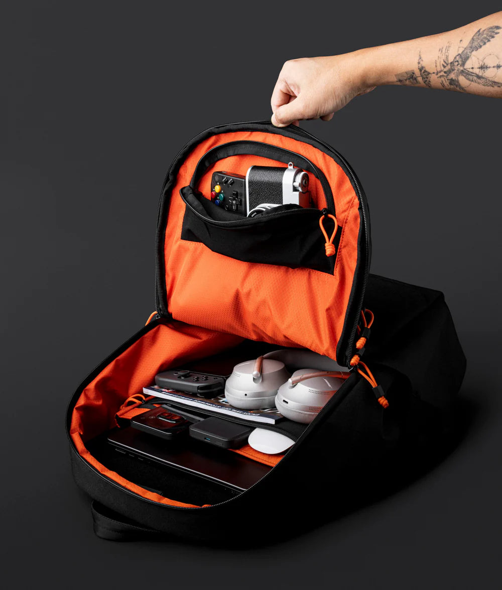 Bravo Backpack 多功能防潑水背包｜限量9周年紀念版
內置加厚筆電層與多功能網狀口袋，輕鬆整理隨身物品。