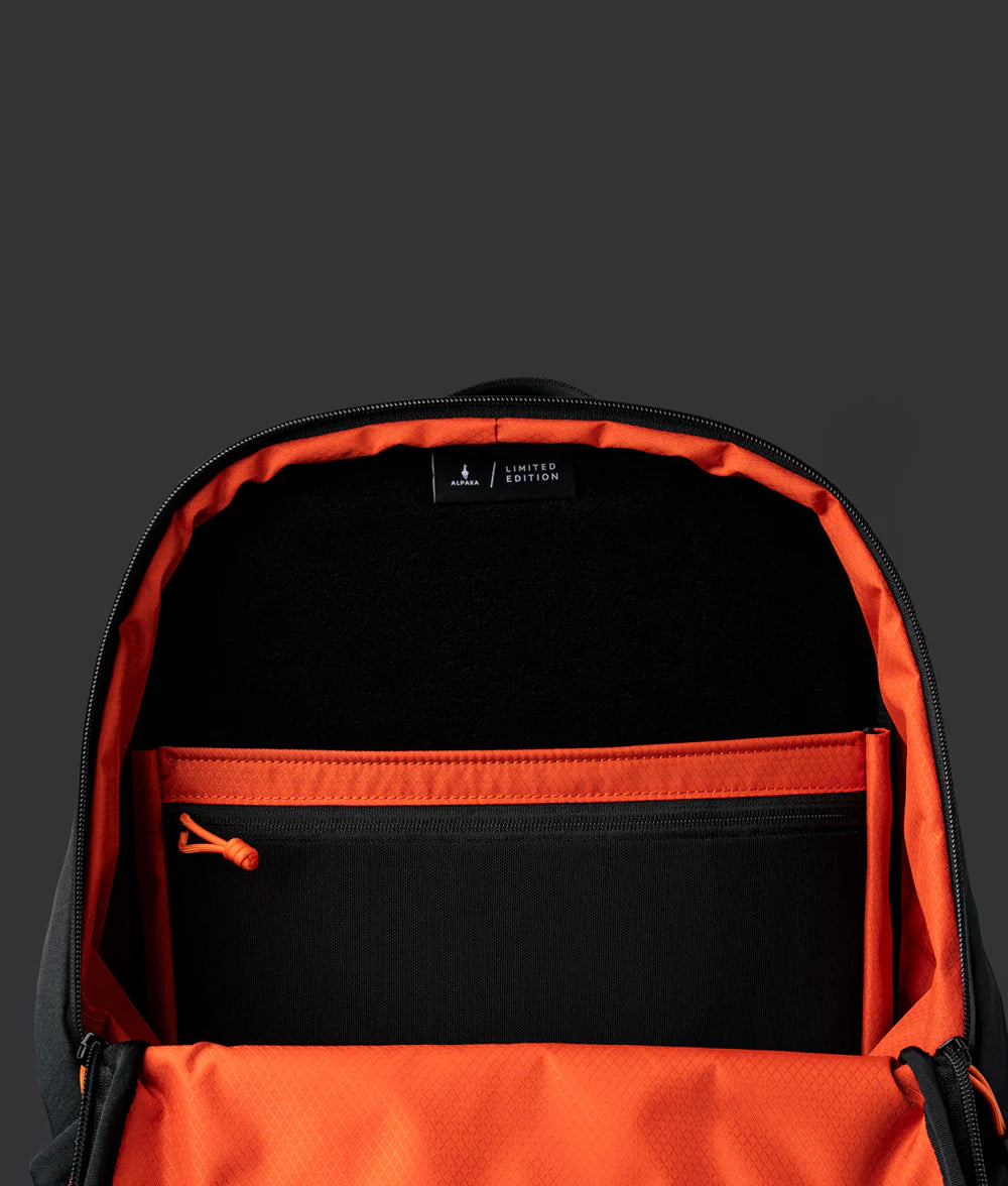 Bravo Backpack 多功能防潑水背包｜限量9周年紀念版
可容納 16 吋筆電的加厚軟襯層