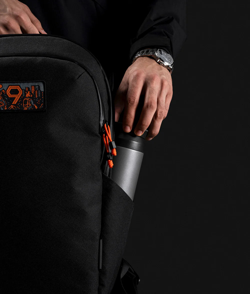 Bravo Backpack 多功能防潑水背包｜限量9周年紀念版
配備雙側水壺袋