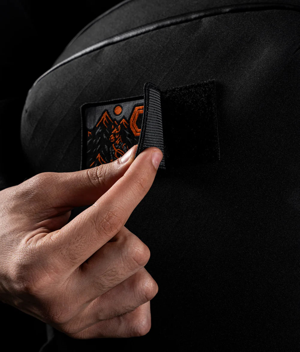 專屬徽章與補丁：內附「Keep Moving Forward」紀念補丁，另可選購九款藝術家設計款補丁，讓背包更具個性化。