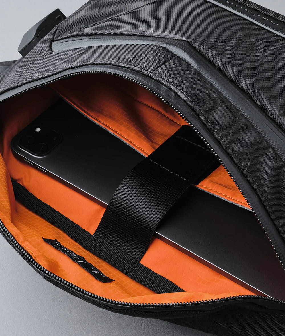 可容納 11 吋 iPad Pro 及其他必需品