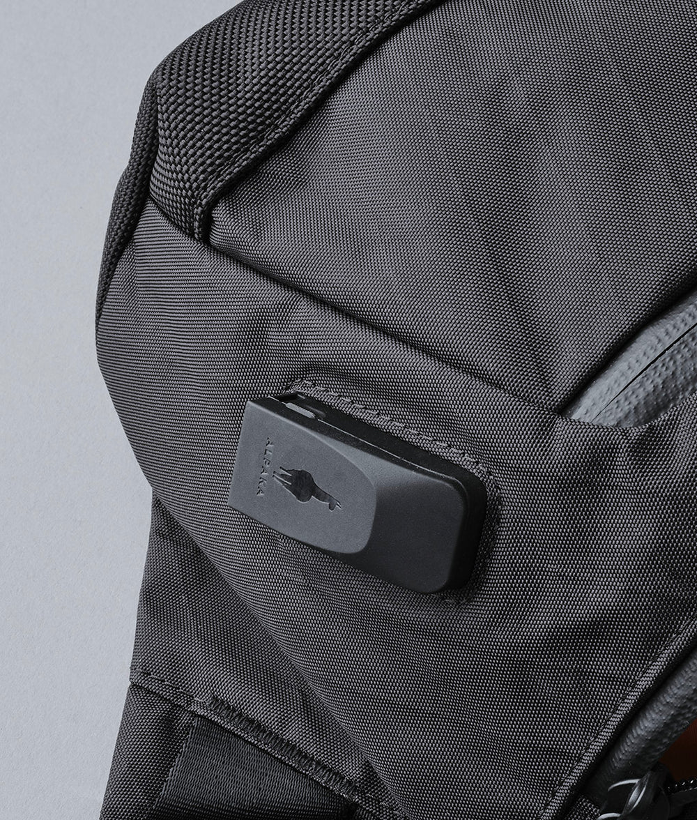 內部設有隱藏式 SIM 卡座及彈出插銷。