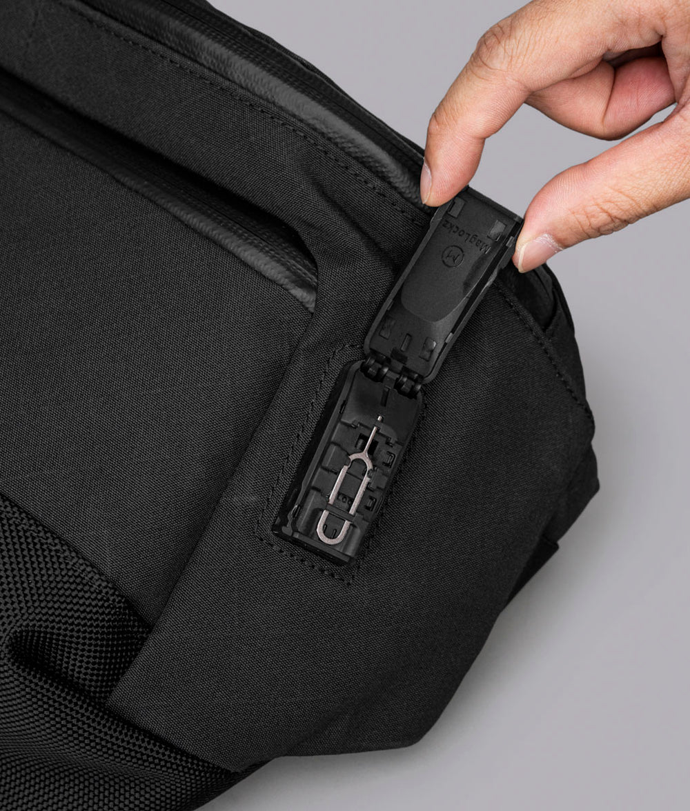 內部設有隱藏式 SIM 卡座及彈出插銷。