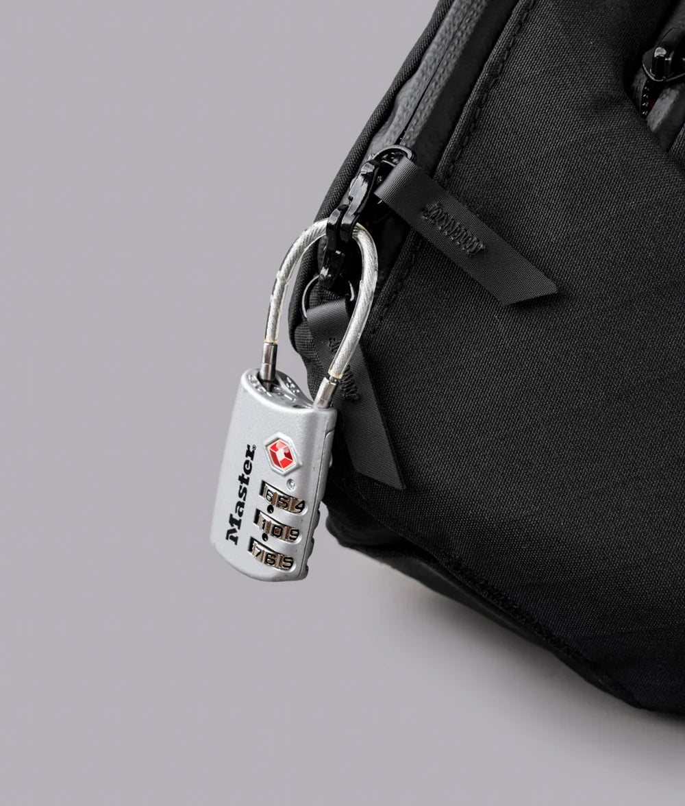 RFID 遮罩後袋可防止數位盜竊。可鎖定的拉鍊為您的貴重物品增加了安全性。