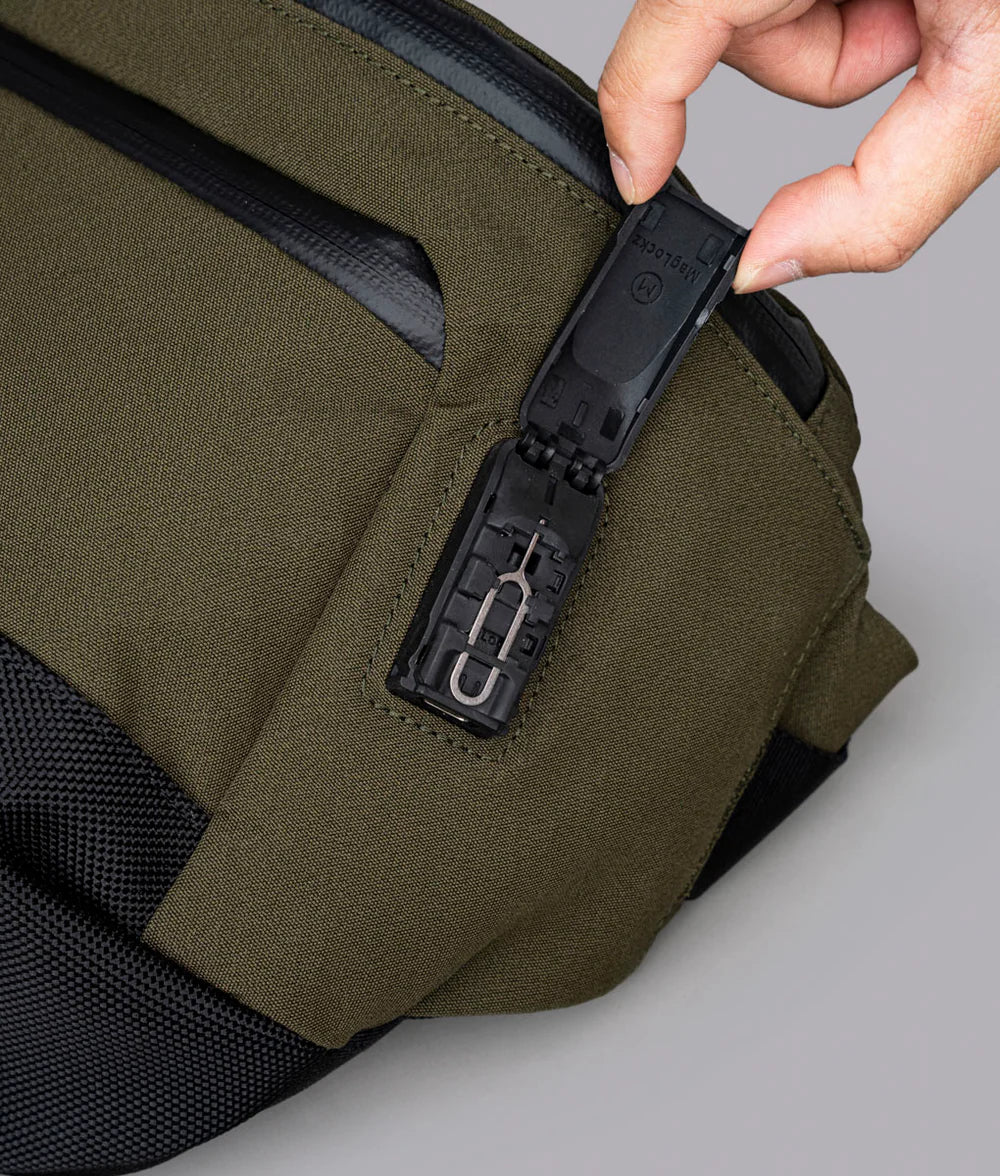 內部設有隱藏式 SIM 卡座及彈出插銷。