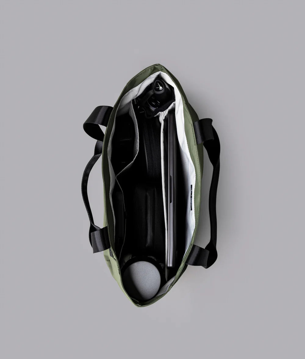 Alpaka Elements Tote (L) 托特包
配有 16 吋筆記型電腦隔層