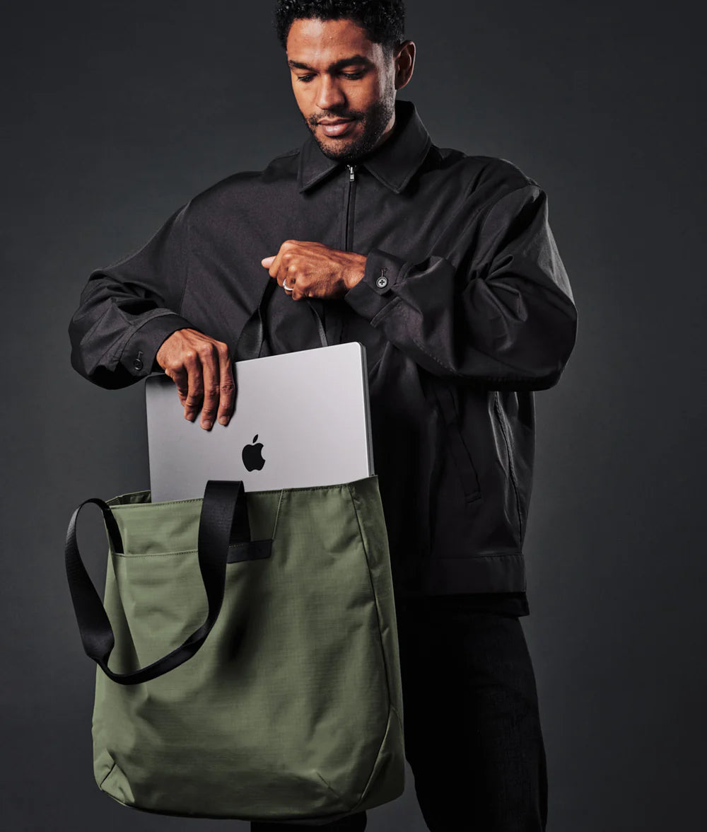 Alpaka Elements Tote (L) 托特包
配有 16 吋筆記型電腦隔層