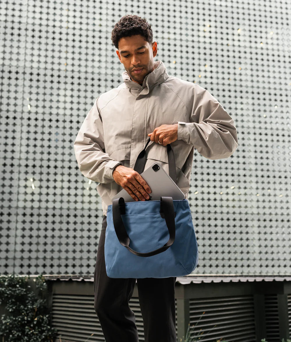 Alpaka Elements Tote (S) 托特包
適合 11 吋筆記型電腦或 iPad Pro 的半軟墊保護套