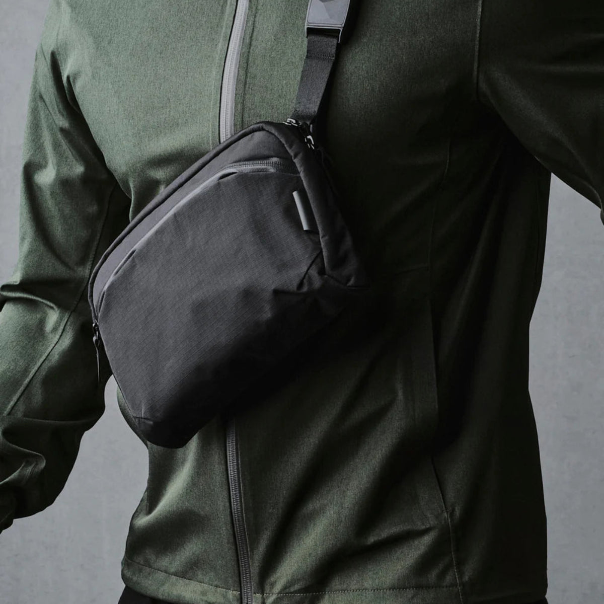 磁扣尼龍帶 - 配有 磁扣設計的尼龍肩帶，可快速拆卸並調整長度，提升舒適度