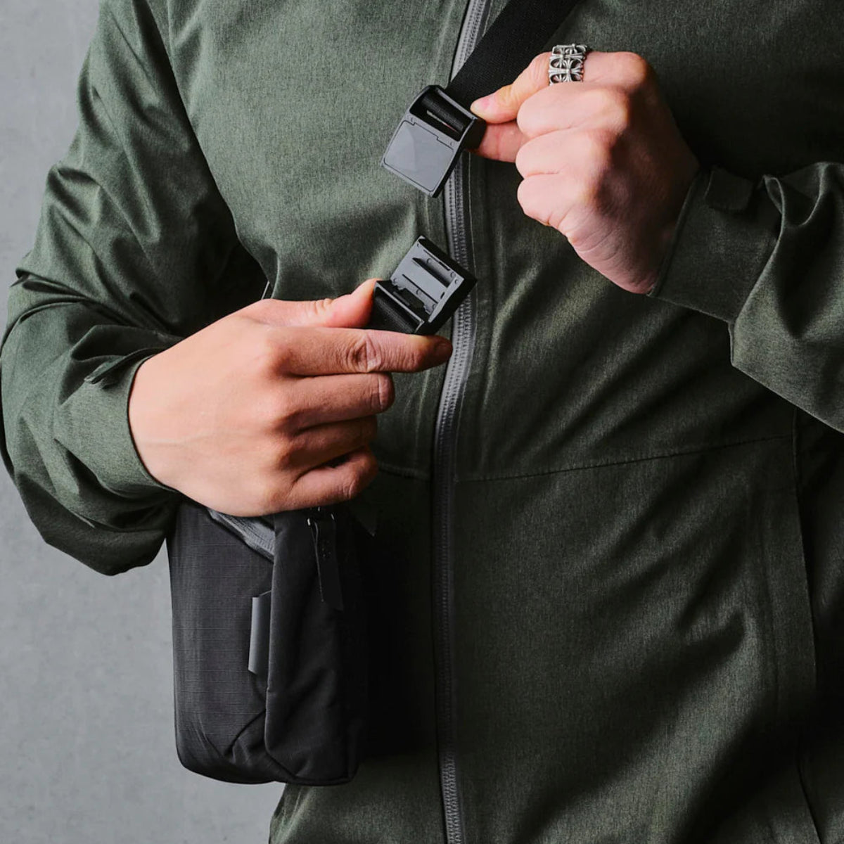 無聲 YKK 拉鍊 - 使用 YKK 無聲拉鍊，流暢耐用且不會產生噪音