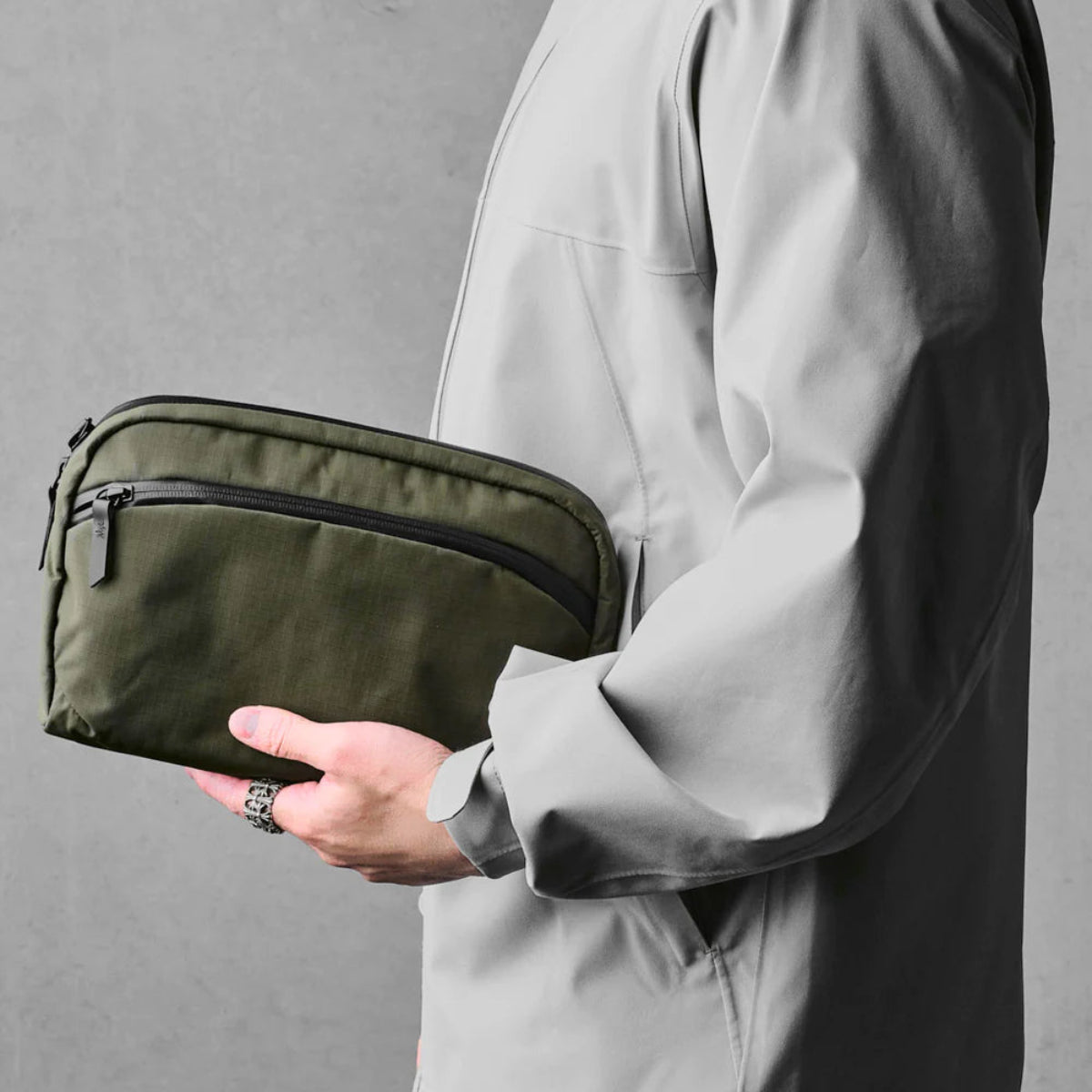 主袋開口寬敞 - 大開口設計，方便快速存取物品，提升使用體驗