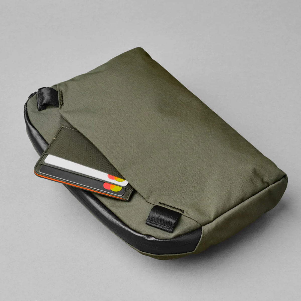 前袋附 MOD 鑰匙繫繩 - 附有 MOD 鑰匙繫繩，方便固定與取用鑰匙