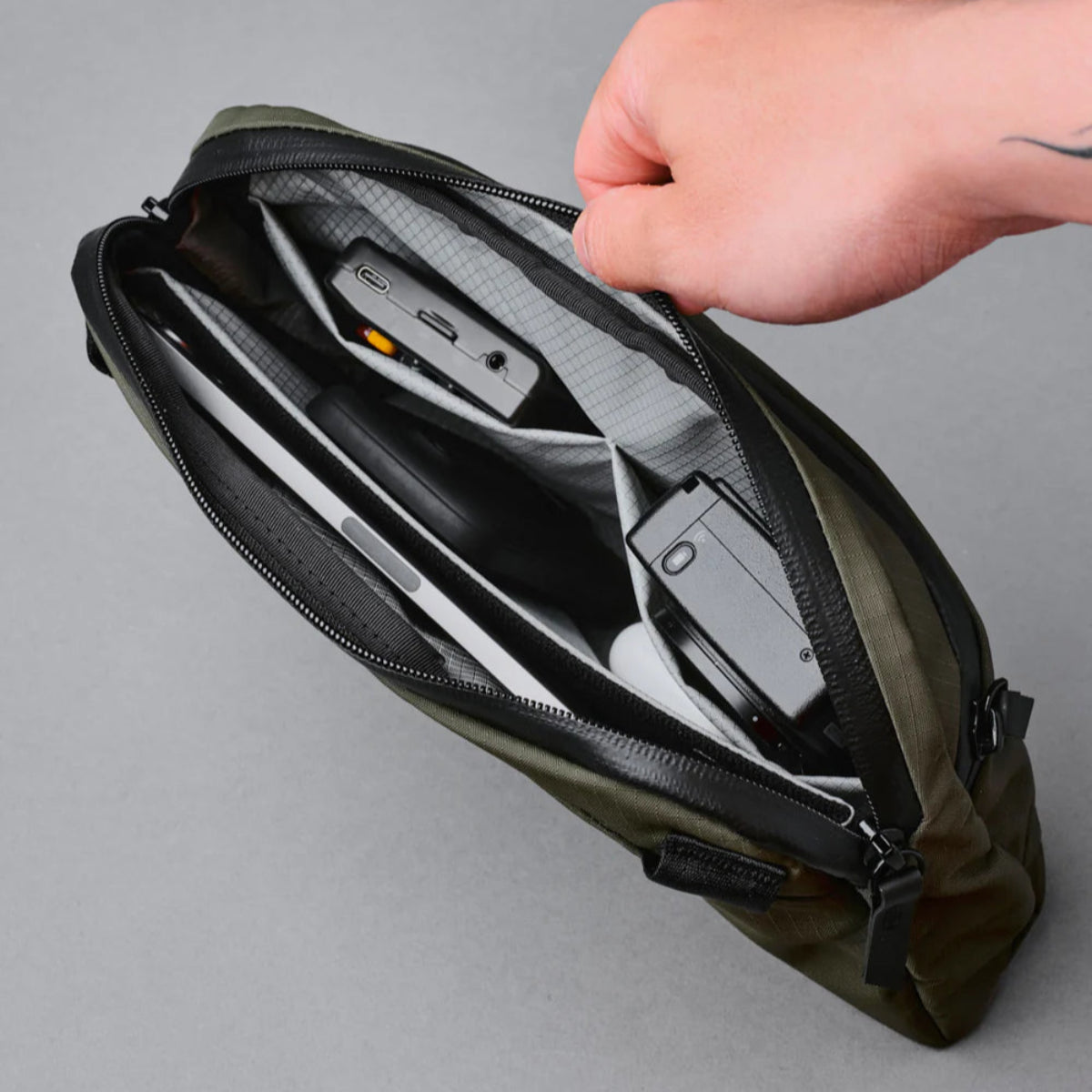 耐用設計 - 採用 耐磨、抗撕裂材料，確保長時間使用壽命