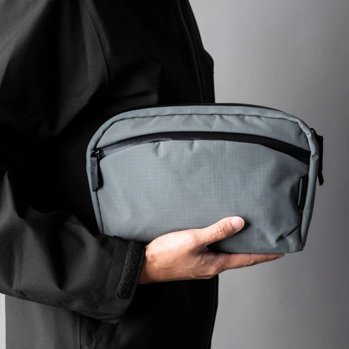 主袋開口寬敞 - 大開口設計，方便快速存取物品，提升使用體驗