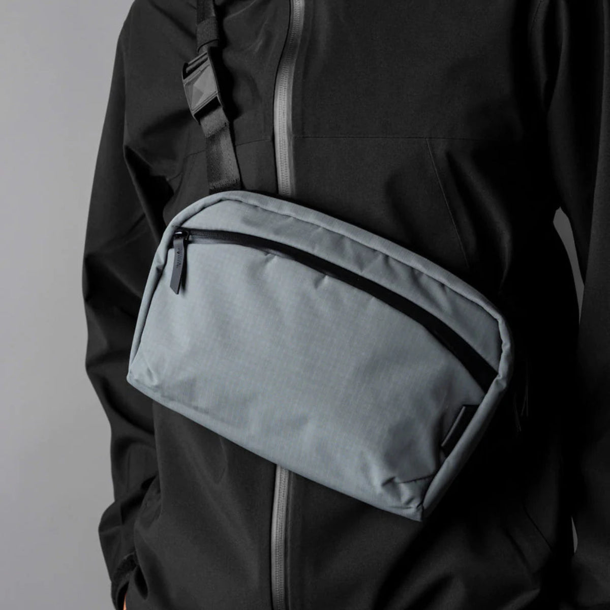 主袋開口寬敞 - 大開口設計，方便快速存取物品，提升使用體驗