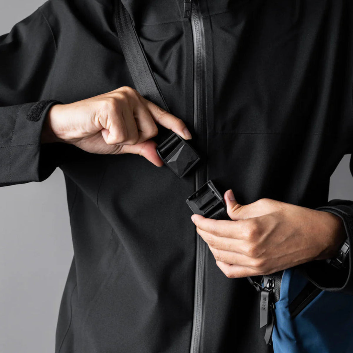 磁扣尼龍帶 - 配有 磁扣設計的尼龍肩帶，可快速拆卸並調整長度，提升舒適度