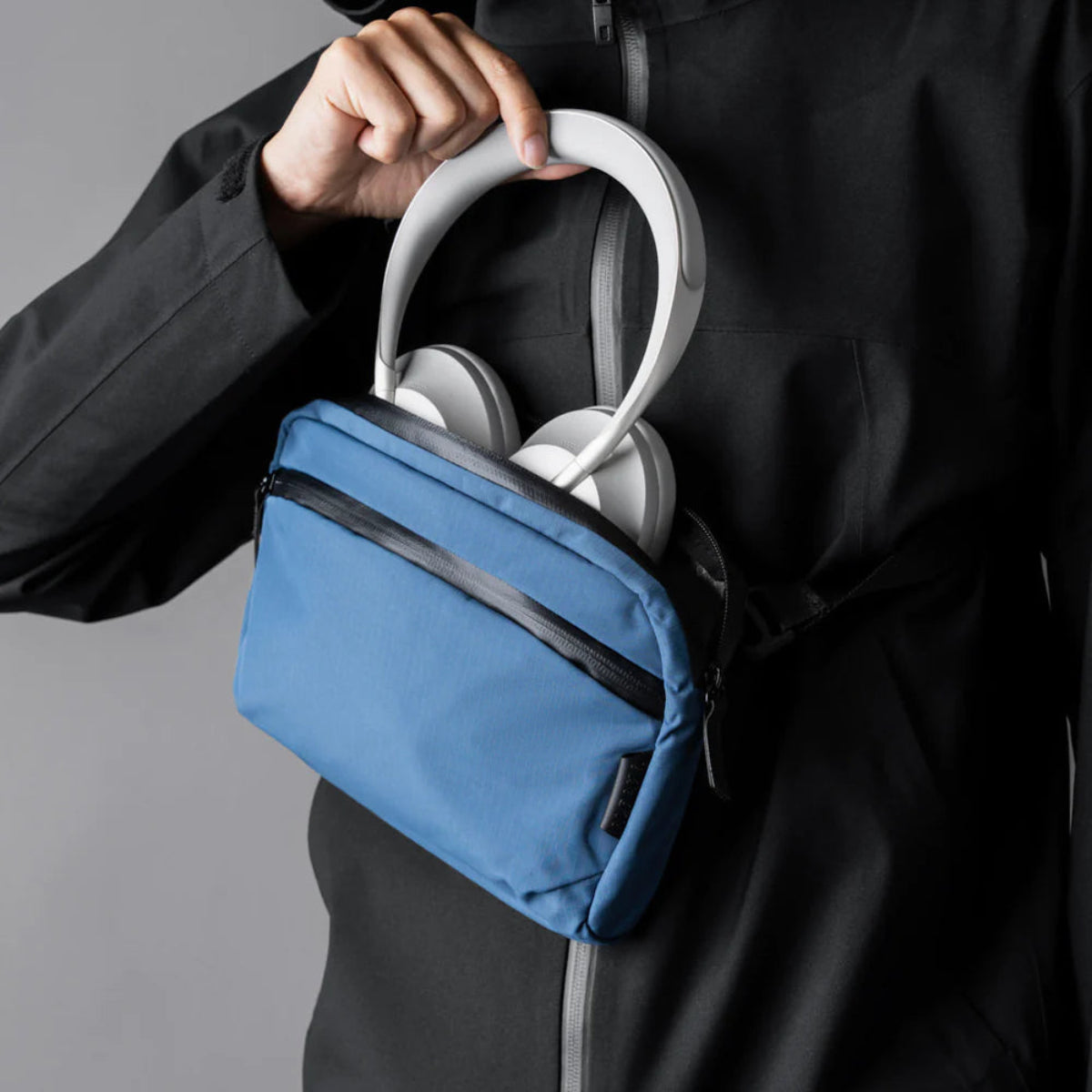 多隔層設計 - 內部配置 多個收納隔層，可輕鬆分類 電子設備、配件、錢包等