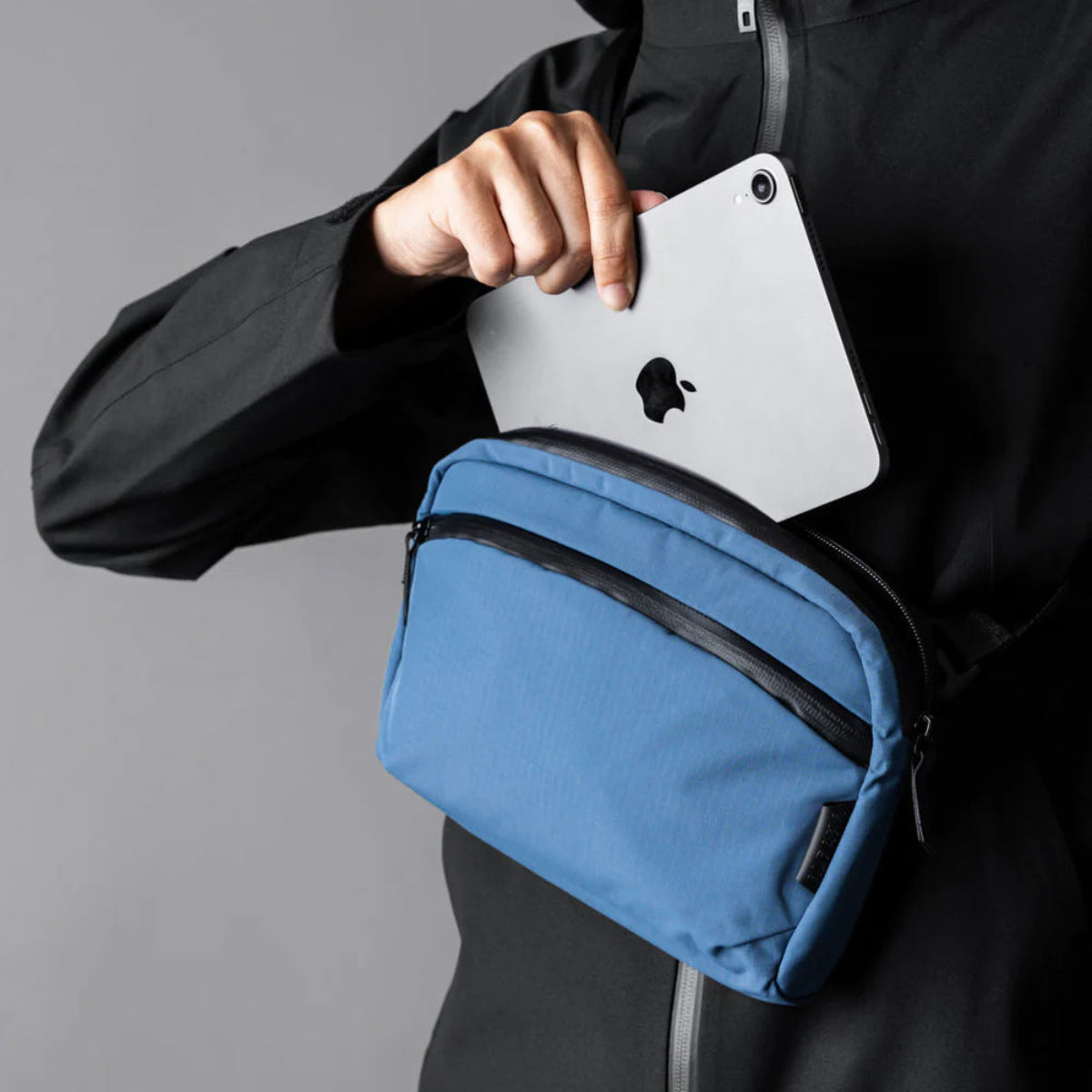 多隔層設計 - 內部配置 多個收納隔層，可輕鬆分類 電子設備、配件、錢包等