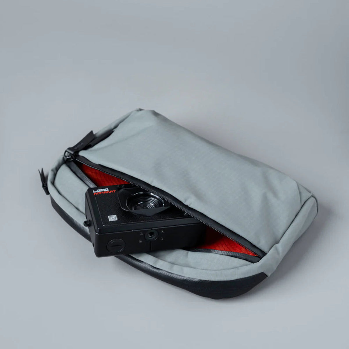 主袋開口寬敞 - 大開口設計，方便快速存取物品，提升使用體驗