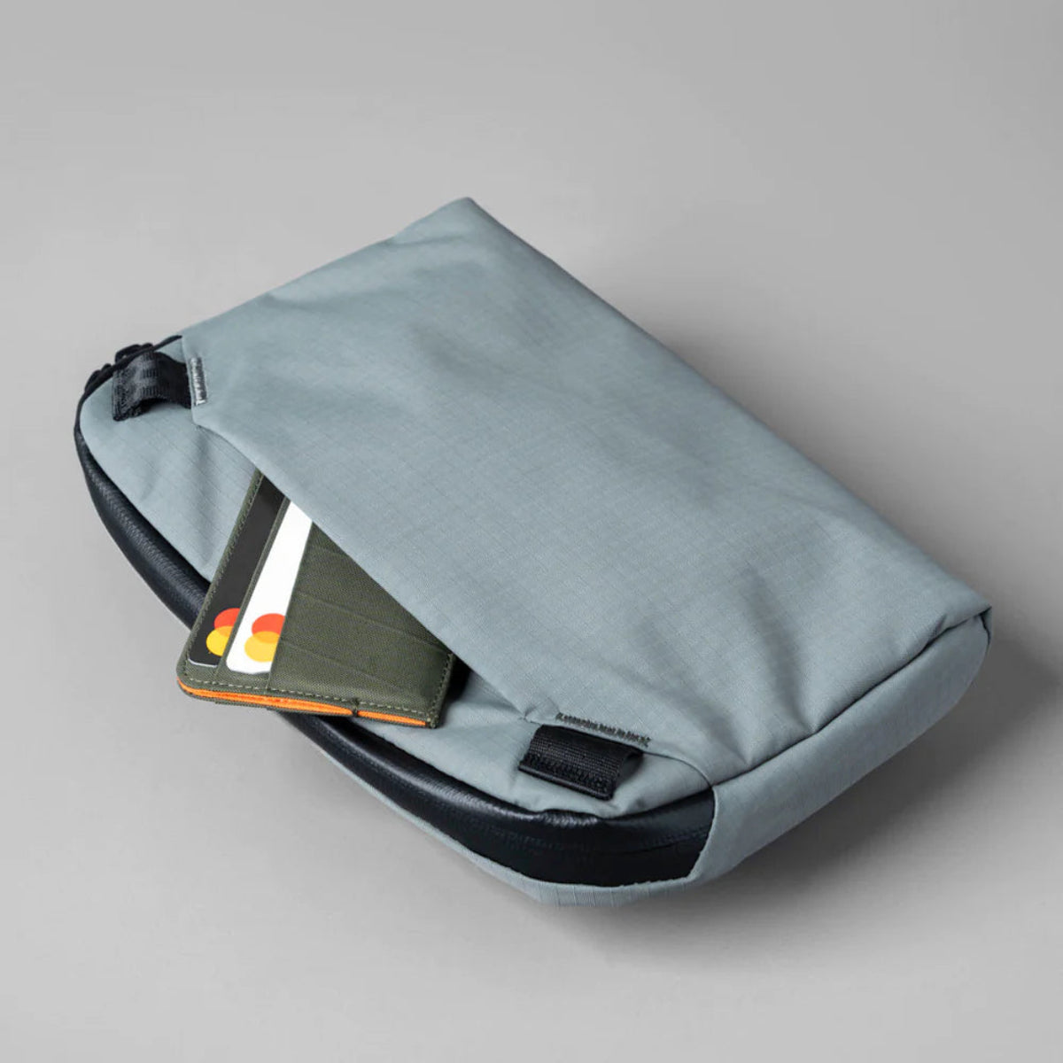 主袋開口寬敞 - 大開口設計，方便快速存取物品，提升使用體驗