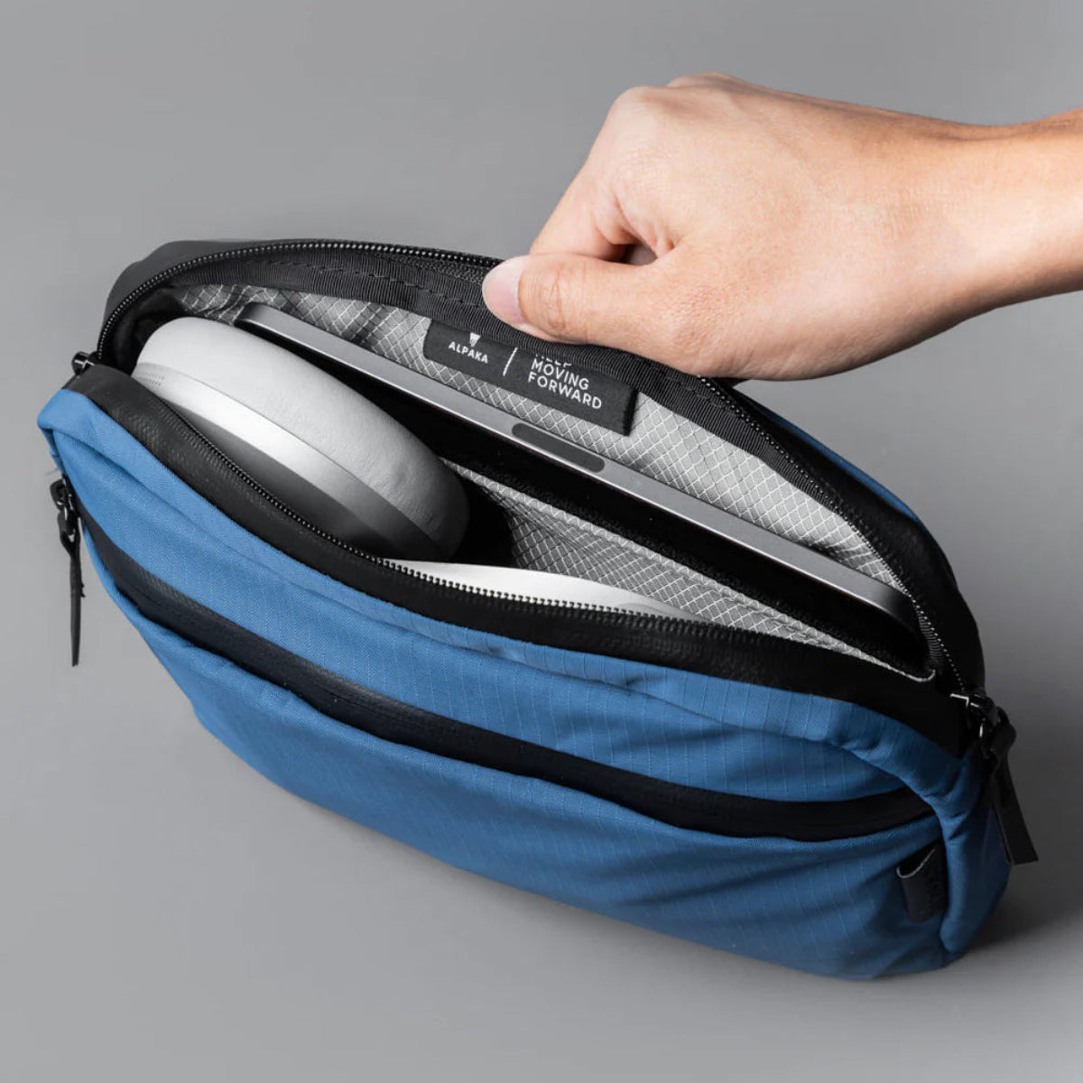 多隔層設計 - 內部配置 多個收納隔層，可輕鬆分類 電子設備、配件、錢包等