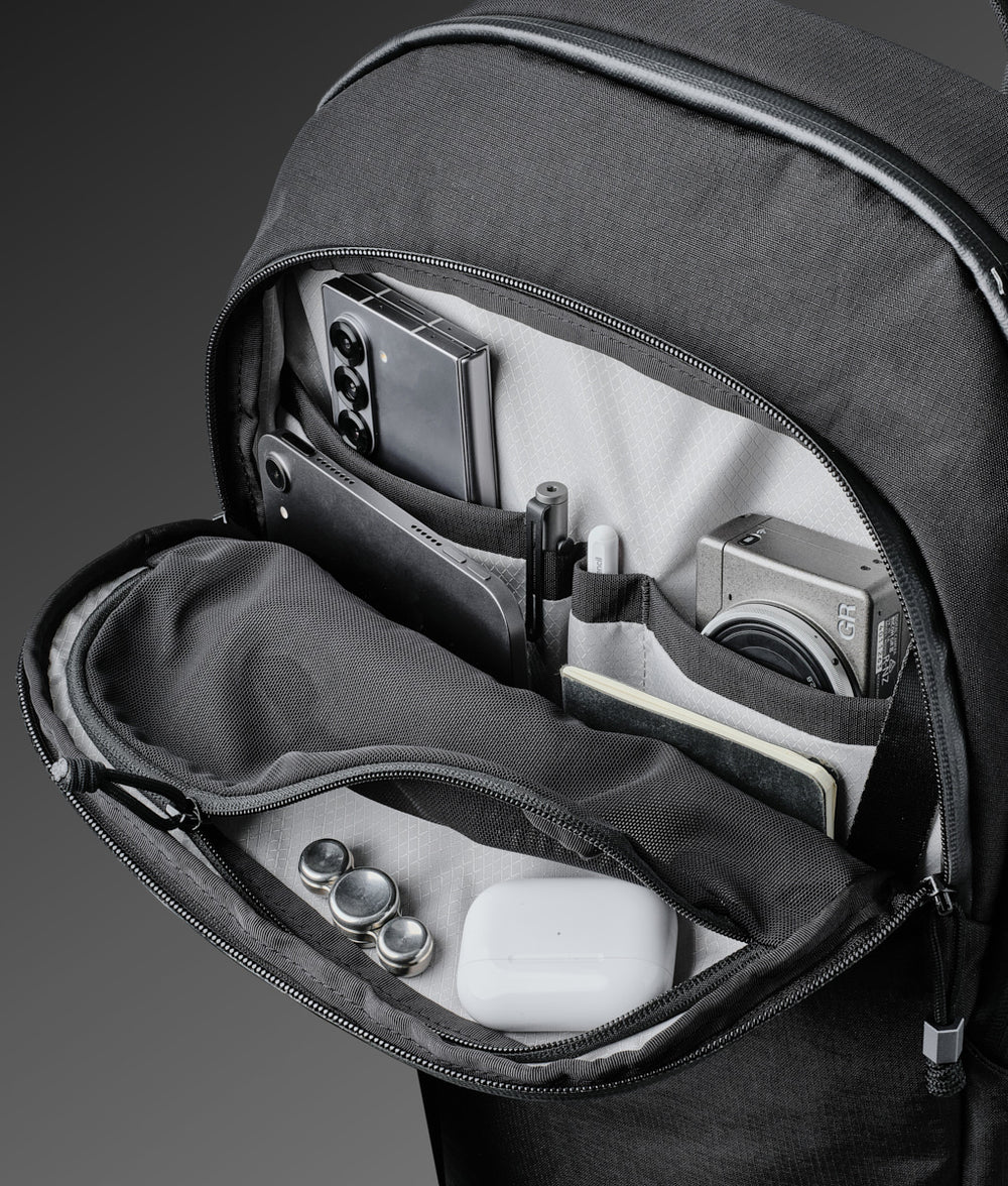 摺疊式翻蓋與前部快速訪問口袋，便於存取手機、錢包等隨身物品，提升日常使用便利性。