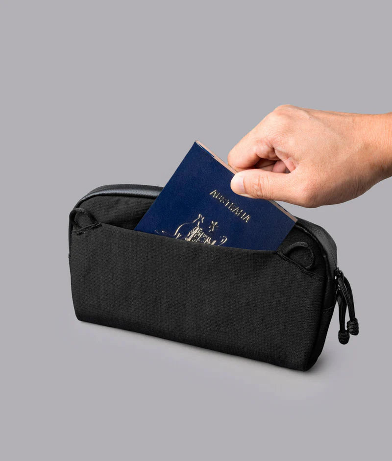 ALPAKA Flight Pouch Pro容量升級，護照優先設計，安檢取用隨手可得。