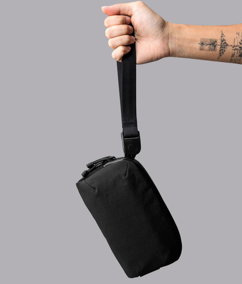 ALPAKA Flight Pouch Pro 快拆扣設計，肩背手拿兩用隨時切換，方便又快速