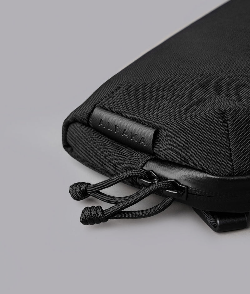 ALPAKA Flight Pouch Pro容量升級，YKK 防水拉鍊，防潑水材質抵禦潑水與潮濕環境