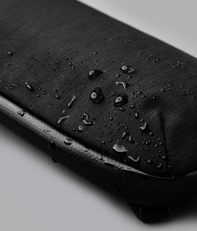 ALPAKA Flight Pouch Pro容量升級，YKK 防水拉鍊，防潑水材質抵禦潑水與潮濕環境