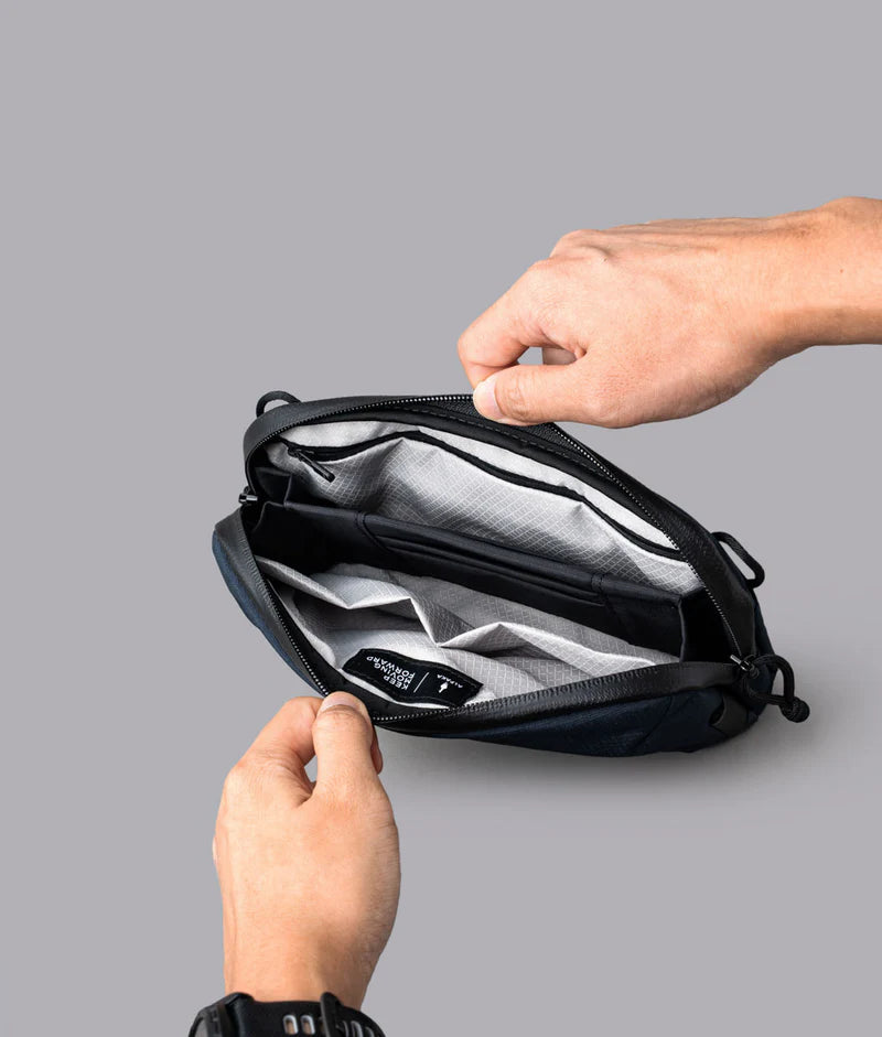 ALPAKA Flight Pouch Pro容量升級，內部分隔設計，分類收納更井然有序。