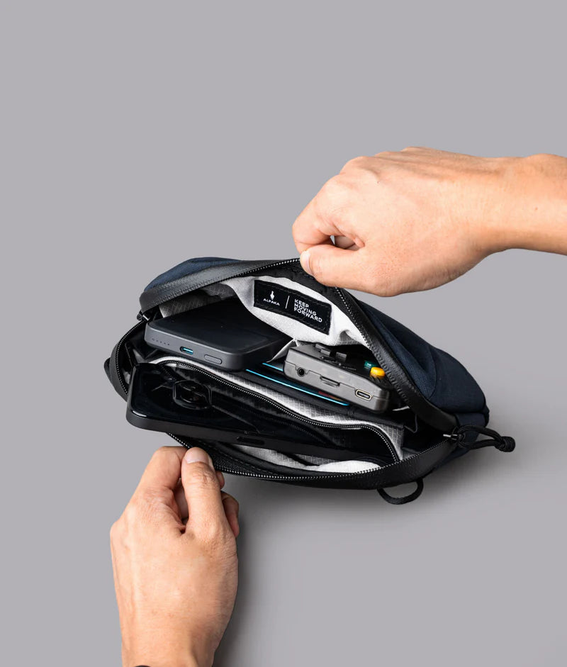 ALPAKA Flight Pouch Pro容量升級，內部分隔設計，分類收納更井然有序。