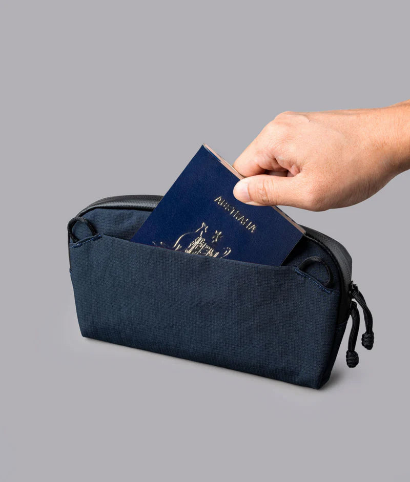 ALPAKA Flight Pouch Pro容量升級，護照優先設計，安檢取用隨手可得。