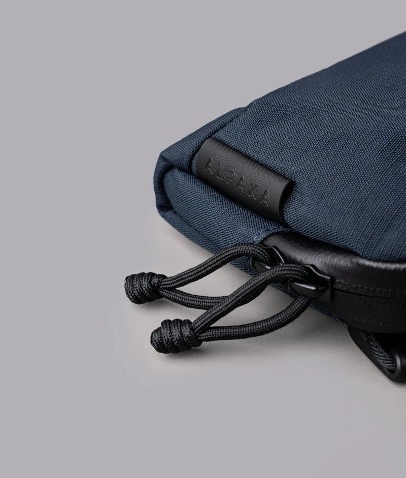 ALPAKA Flight Pouch Pro容量升級，YKK 防水拉鍊，防潑水材質抵禦潑水與潮濕環境