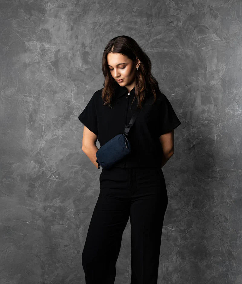 ALPAKA Flight Pouch Pro容量升級，可調肩帶與手腕帶，磁吸護照夾層+RFID防盜，旅行收納更高效安全！