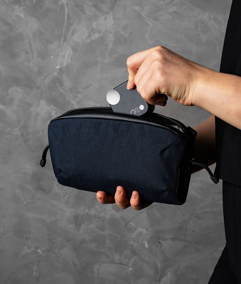 ALPAKA Flight Pouch Pro容量升級，可調肩帶與手腕帶，磁吸護照夾層+RFID防盜，旅行收納更高效安全！