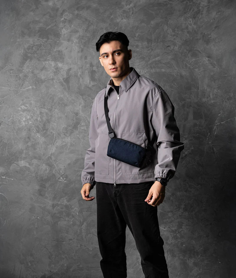 ALPAKA Flight Pouch Pro容量升級，可調肩帶與手腕帶，磁吸護照夾層+RFID防盜，旅行收納更高效安全！