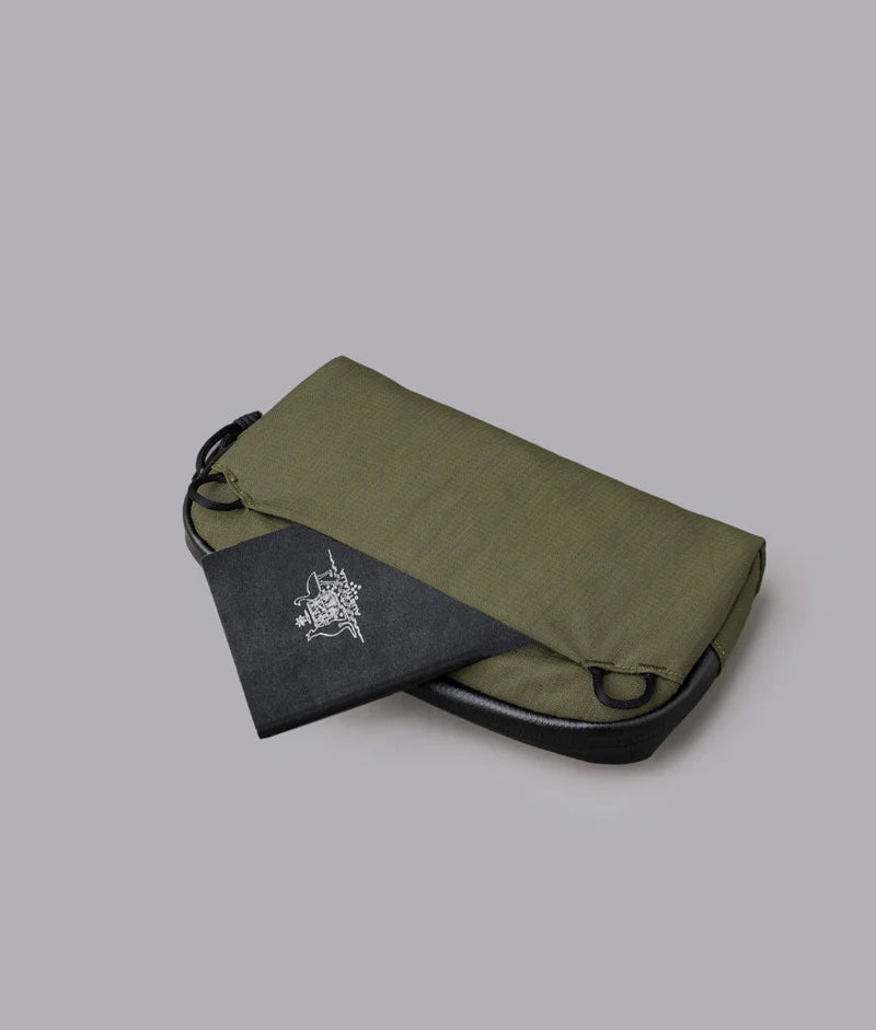 ALPAKA Flight Pouch Pro容量升級，可調肩帶與手腕帶，磁吸護照夾層+RFID防盜，旅行收納更高效安全！