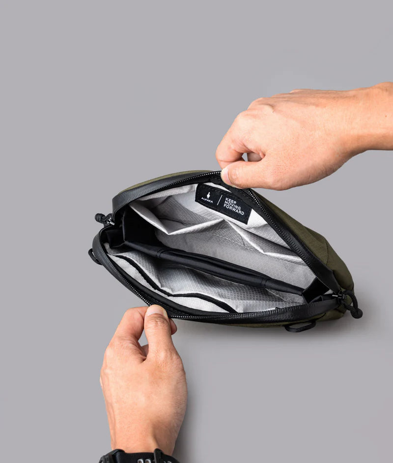 ALPAKA Flight Pouch Pro容量升級，內部分隔設計，分類收納更井然有序。