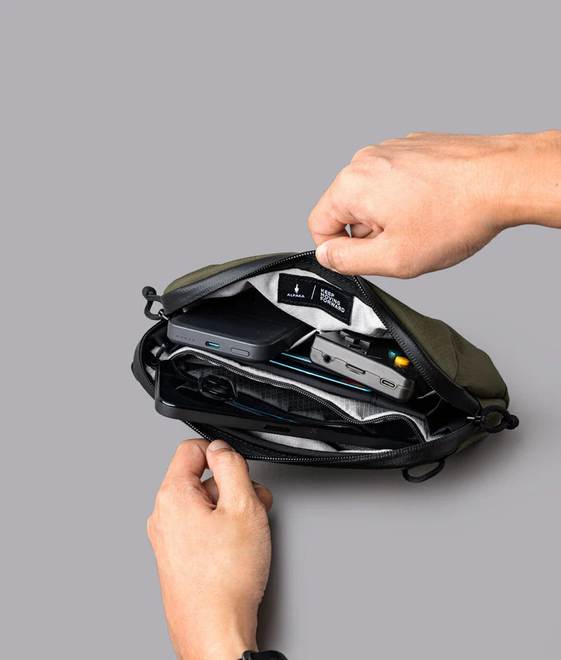 ALPAKA Flight Pouch Pro容量升級，內部分隔設計，分類收納更井然有序。