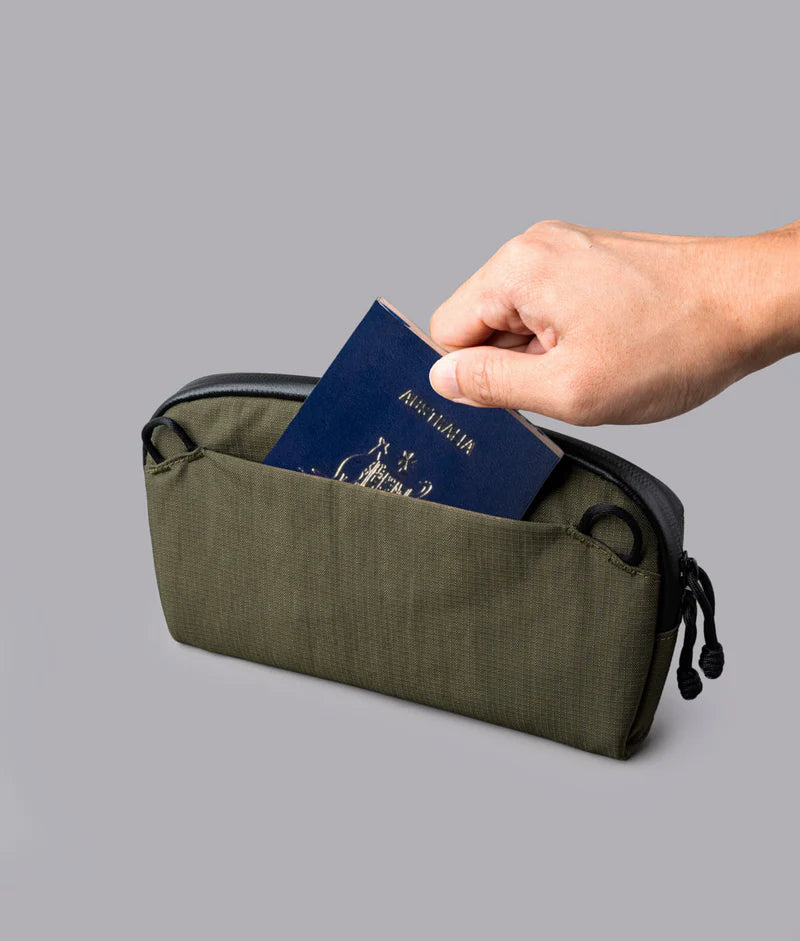 ALPAKA Flight Pouch Pro容量升級，可調肩帶與手腕帶，磁吸護照夾層+RFID防盜，旅行收納更高效安全！
