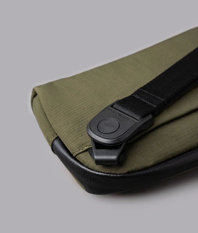 ALPAKA Flight Pouch Pro 快拆扣設計，肩背手拿兩用隨時切換，方便又快速