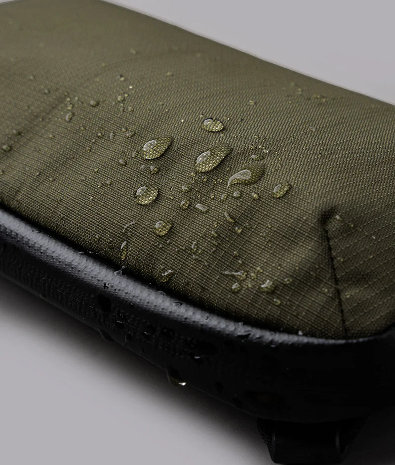 ALPAKA Flight Pouch Pro容量升級，YKK 防水拉鍊，防潑水材質抵禦潑水與潮濕環境
