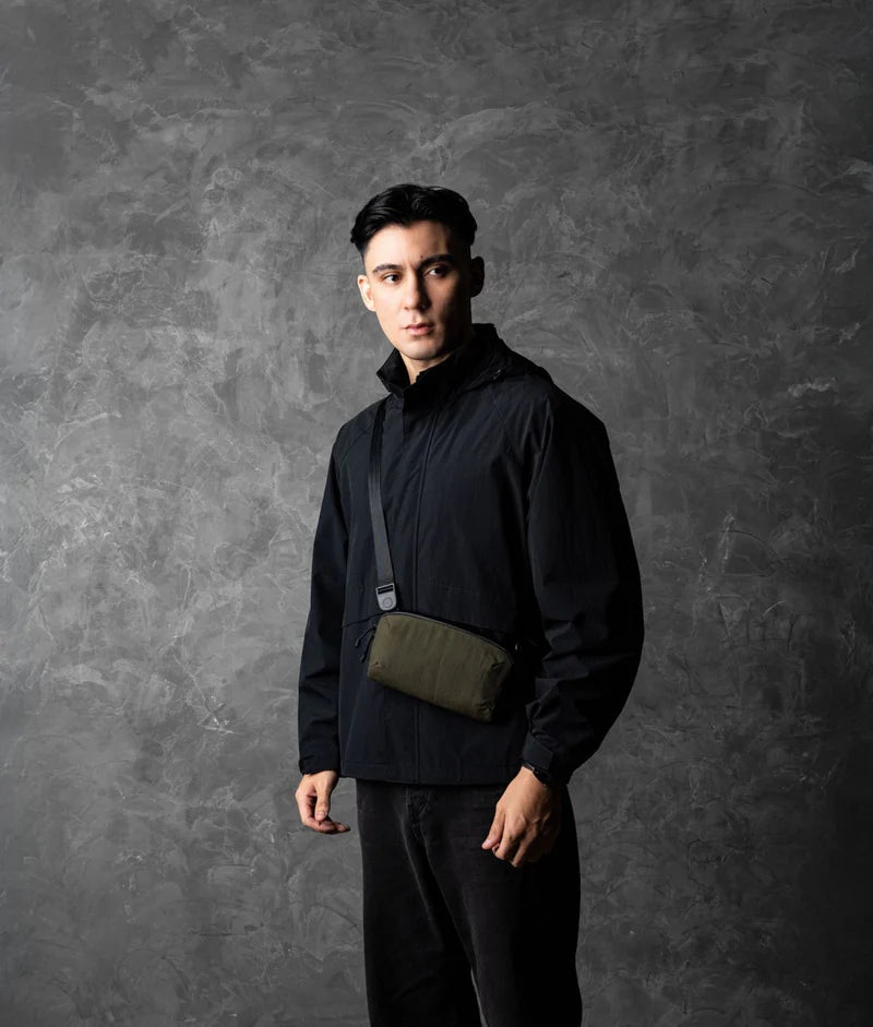 ALPAKA Flight Pouch Pro容量升級，可調肩帶與手腕帶，磁吸護照夾層+RFID防盜，旅行收納更高效安全！