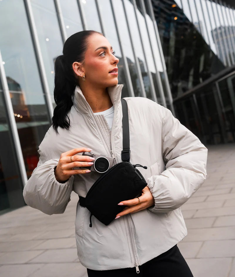 ALPAKA Flight Pouch Pro容量升級，可調肩帶與手腕帶，磁吸護照夾層+RFID防盜，旅行收納更高效安全！