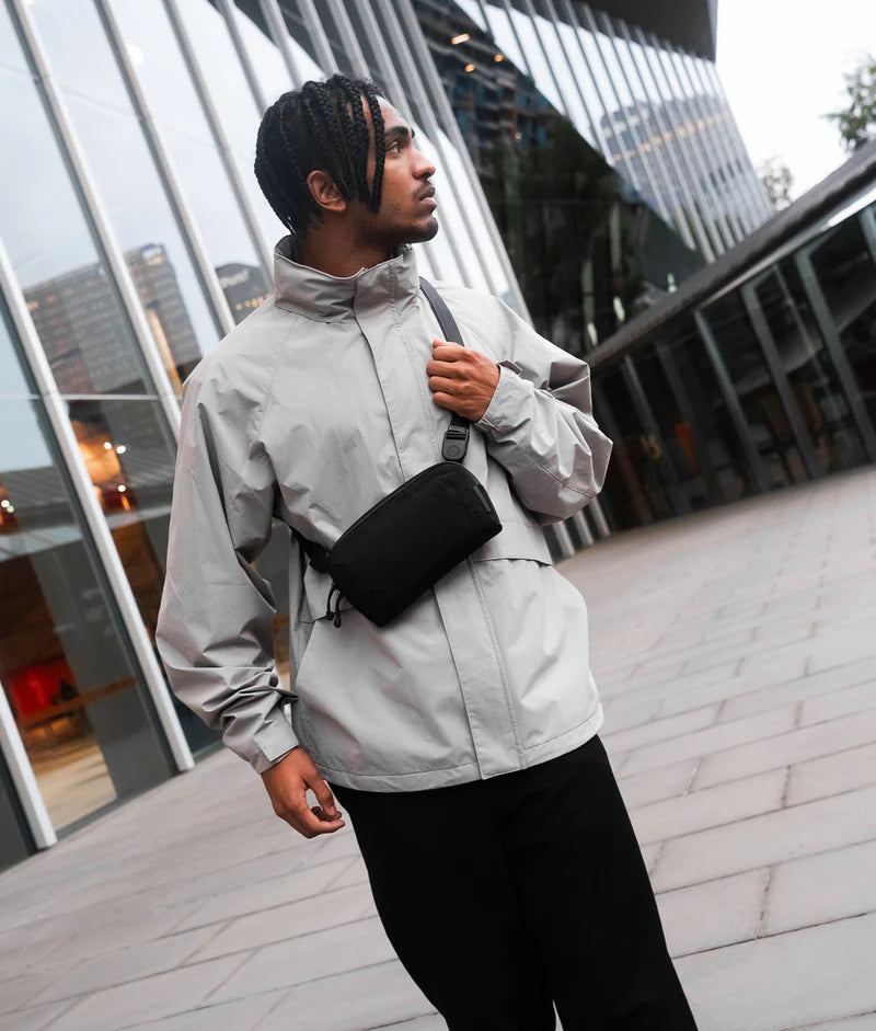 ALPAKA Flight Pouch Pro容量升級，可調肩帶與手腕帶，磁吸護照夾層+RFID防盜，旅行收納更高效安全！